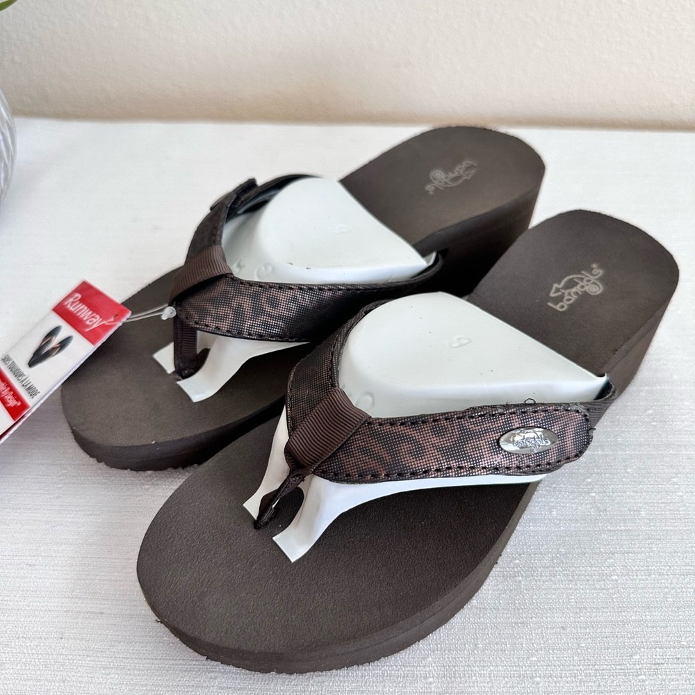 New Bandals Runway Brown Flip Flop Wedge Sandals Women’s 6 View 4